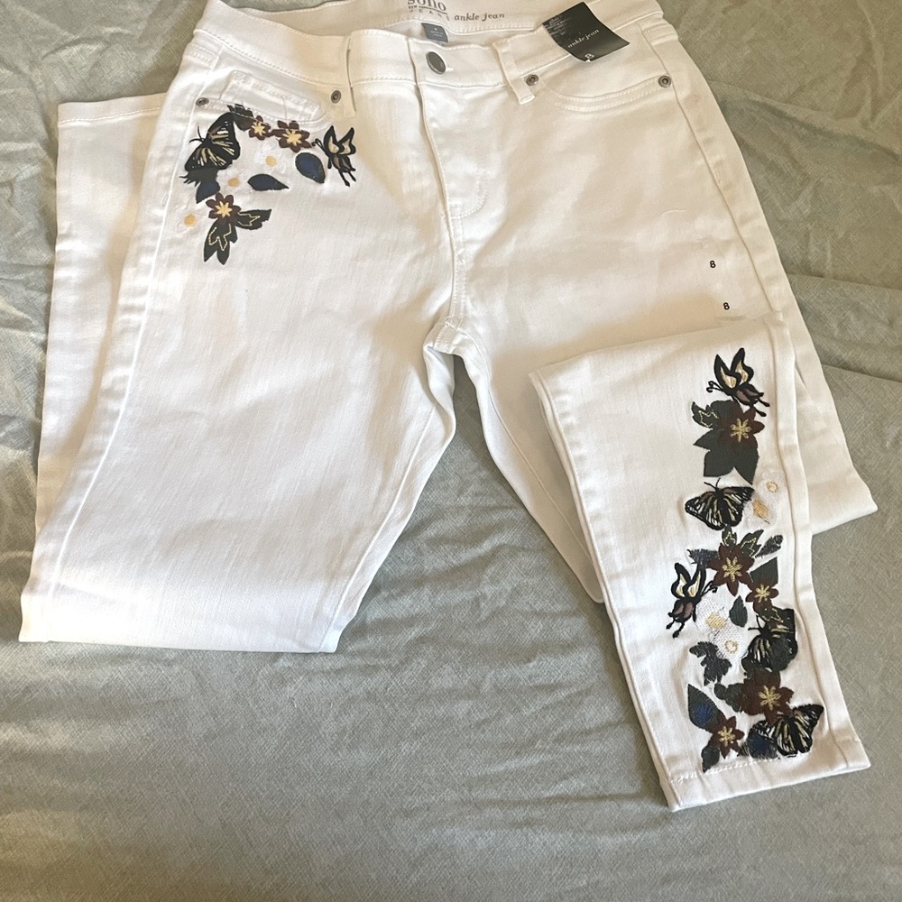 White embroidered jean